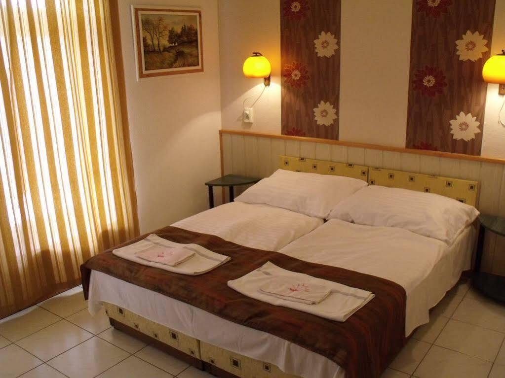 Bed and Breakfast Korona Panzio Балатонфюред Экстерьер фото